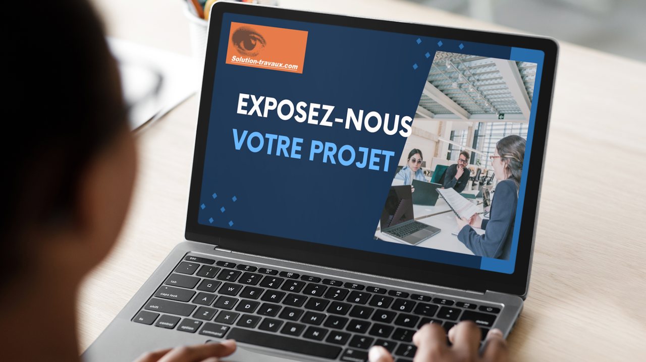 Une personne en visio avec un expert bâtiment